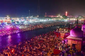 அயோத்தி ராமர் கோவில், சரயு நதிக்கரை 28 லட்சம் விளக்குகளால் அலங்கரிக்கப்பட்டன.