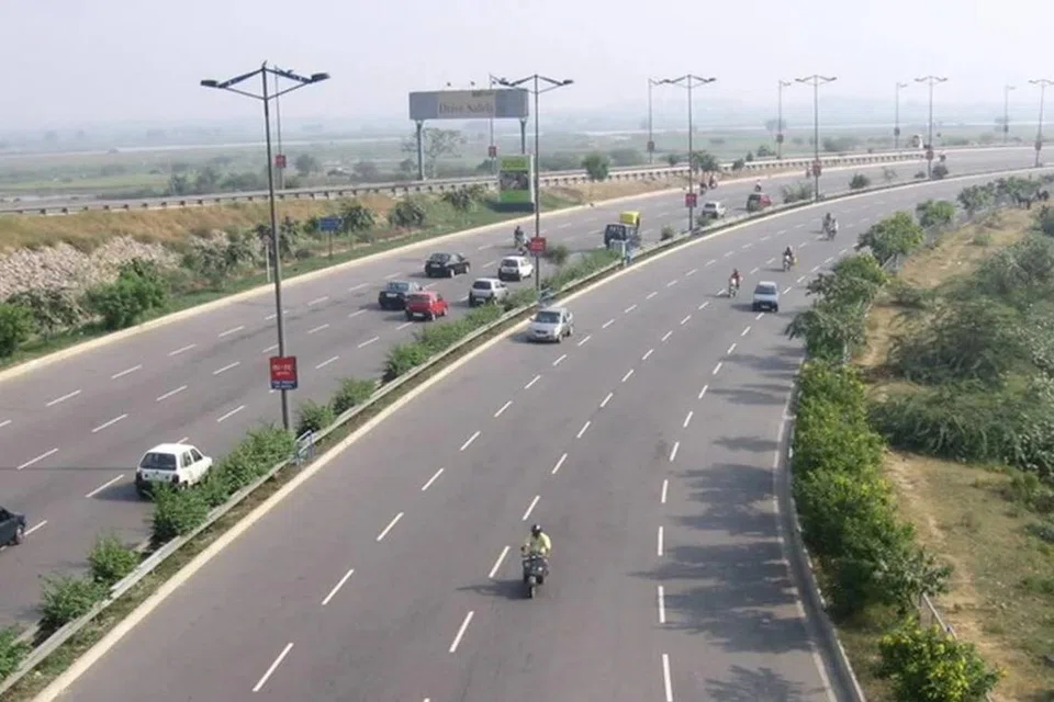 10,000 கிலோ மீட்டர் ஊரகச் சாலைகளை அமைக்க தமிழக அரசு ரூ.4,000 கோடி நிதி ஒதுக்கியது. 