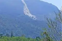 மலையுச்சியில் ஏற்பட்டுள்ள வெடிப்பு