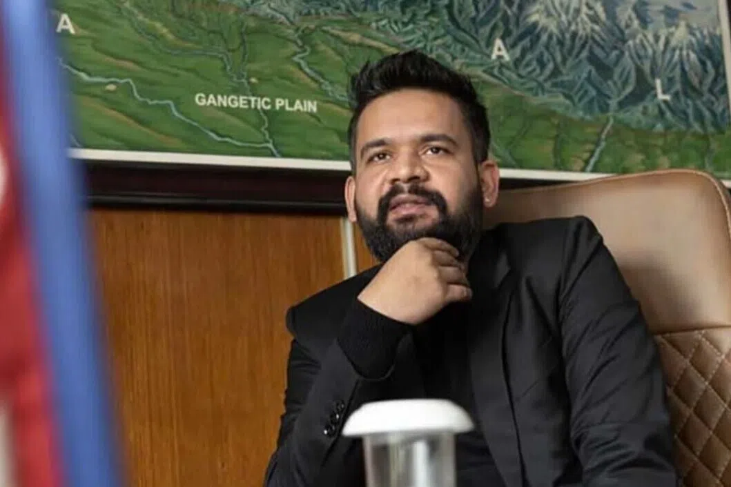 நேப்பாளத்தில் கைகோத்த இரண்டு அரசியல் தலைவர்கள்