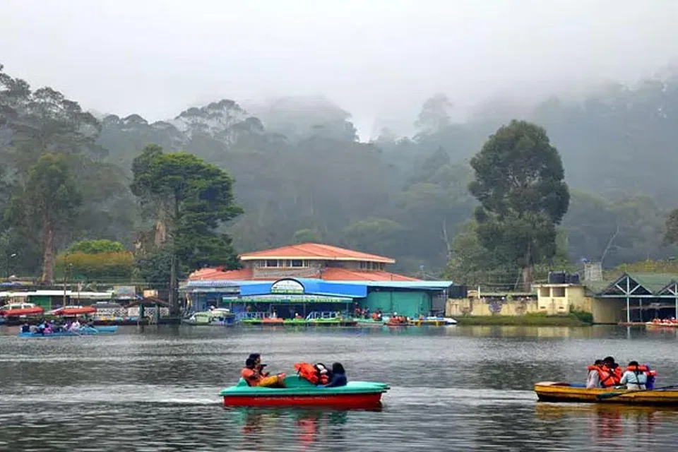கொடைக்கானல் ஏரியில் உற்சாகமாகப் படகுச் சவாரி செய்யும் சுற்றுலாப்பயணிகள்.