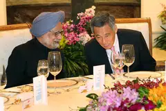 2011 நவம்பர் 20ஆம் தேதி இஸ்தானாவில் நடைபெற்ற மதிய விருந்து உபசரிப்பில் அப்போதைய இந்தியப் பிரதமர் மன்மோகன் சிங், சிங்கப்பூர் பிரதமர் லீ சியன் லூங்.