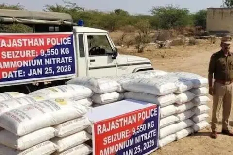 187 மூட்டைகளில் பதுக்கி வைக்கப்பட்ட வெடிபொருளை அதிகாரிகள் கண்டுபிடித்து மீட்டனர்.