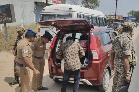 திருப்பூர் மாவட்டத்தில் உள்ள எட்டுச் சட்டமன்றத் தொகுதிகளில் தேர்தல் பறக்கும் படையினரும் கண்காணிப்புக் குழுவினரும் தீவிரச் சோதனையில் ஈடுபட்டு வருகின்றனர்‌. 