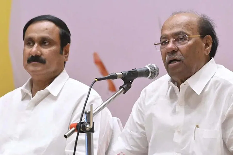 மகன் அன்புமணியுடன் பாமக நிறுவனர் ராமதாஸ்.