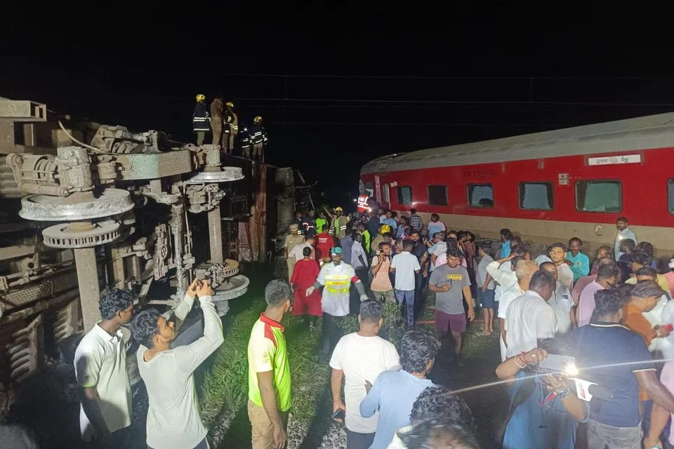 மைசூரு-டர்பாங்கா பாக்மதி விரைவு ரயிலின் குறைந்தது 12 பெட்டிகள் தடம் புரண்டன.