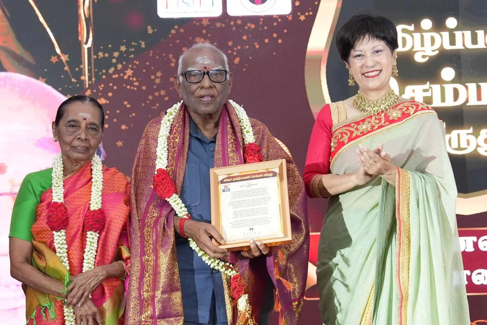 விருது பெற்றுக்கொண்ட முனைவர் சுப. திண்ணப்பன்.