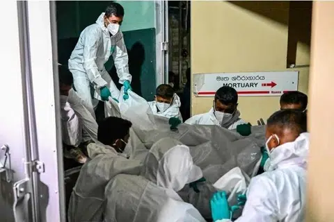சுகாதாரப் பராமரிப்பு ஊழியர்கள் மாண்ட ஈரானிய மாலுமிகளின் சடலங்களை காலி நகரில் உள்ள ‘கராப்பிட்டியா’ மருத்துவமனையின் சவக்கிடங்கில் ஏற்றிவைக்கின்றனர். 
