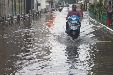 அர்னாப் புயலைத் தொடர்ந்து தேனி, திண்டுக்கல், மதுரை மாவட்டங்களில் ஓரிரு இடங்களில் பலத்த காற்றுடன் அதி தீவிர கனமழை பெய்யக்கூடும் என்று சென்னை வானிலை ஆய்வு நிலையம் எச்சரிக்கை விடுத்துள்ளது.