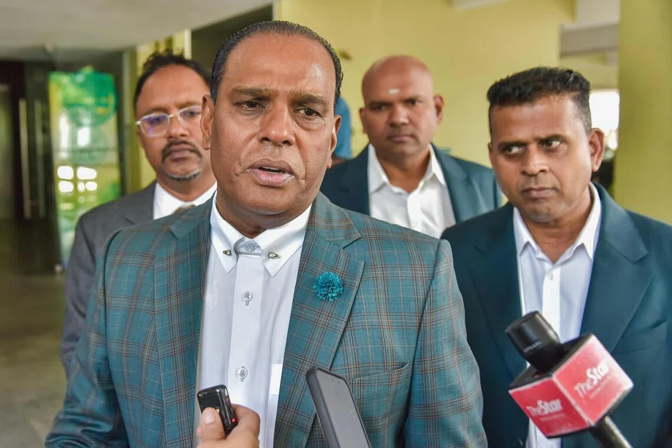 மலேசிய இந்திய காங்கிரஸ் கட்சியின் தேசியத் துணைத் தலைவர் சரவணன் (நடுவில்).