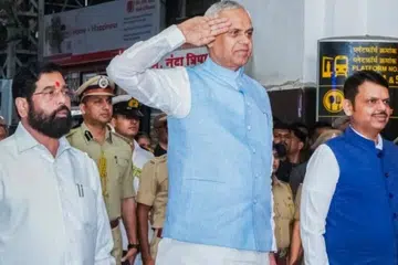 ஆச்சார்ய தேவ்விரத்துடன் (நடுவில்) மகாராஷ்டிர முதல்வர் தேவேந்திர பட்னாவிஸ் (வலது), துணை முதல்வர் ஏக்நாத் ஷிண்டே (இடது). 