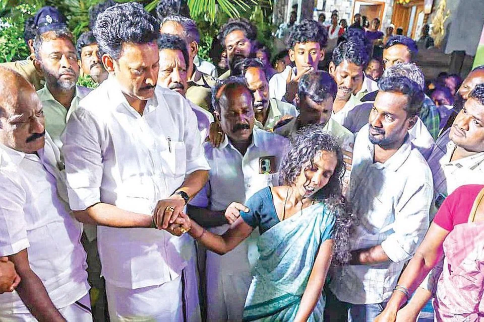 கொலை செய்யப்பட்ட ஆசிரியை ரமணியின் உடலுக்கு அஞ்சலி செலுத்தி, அவரது தாயாருக்கு ஆறுதல் கூறிய அமைச்சர் அன்பில் மகேஸ் பொய்யாமொழி. உடன் அமைச்சர் கோவி.செழியன். 