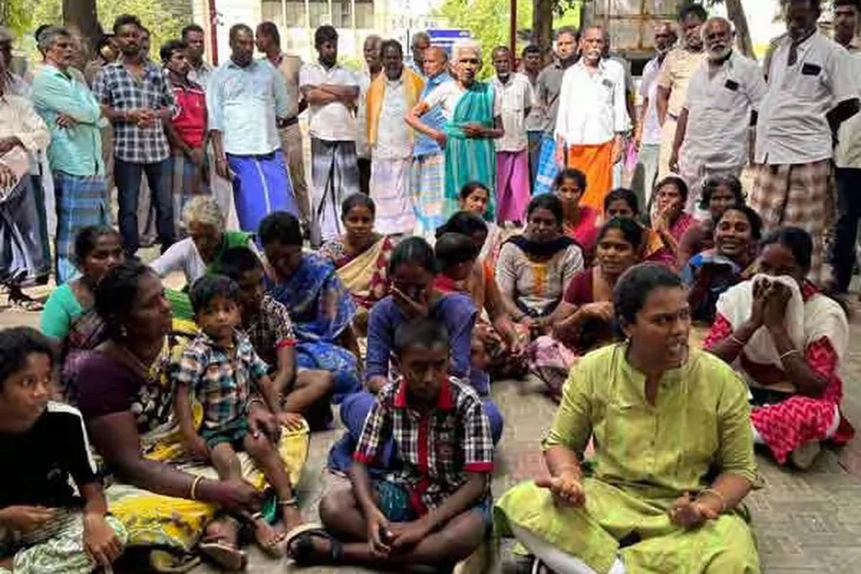 அஜித் குமார் மரணமடைந்ததை அறிந்த உறவினர்களும் நண்பர்களும் நீதி கேட்டு மறியலில் ஈடுபட்டனர்.