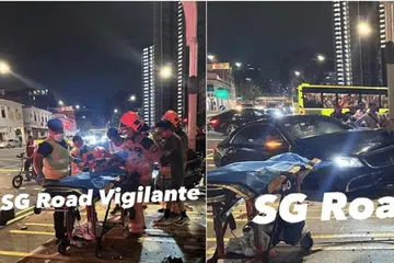 கார் போக்குவரத்து விளக்குக் கம்பம் மீது மோதி சேதமடைந்திருந்ததைக் காட்டும் படங்கள் ஃபேஸ்புக்கில் பதிவேற்றம் செய்யப்பட்டன.