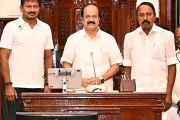 ஜேசிடி பிரபாகரை அமைச்சர் செங்கோட்டையன், எதிர்க்கட்சித் தலைவர் உதயநிதி இருவரும் இணைந்து பேரவைத் தலைவர் இருக்கையில் அமர வைத்தனர்.