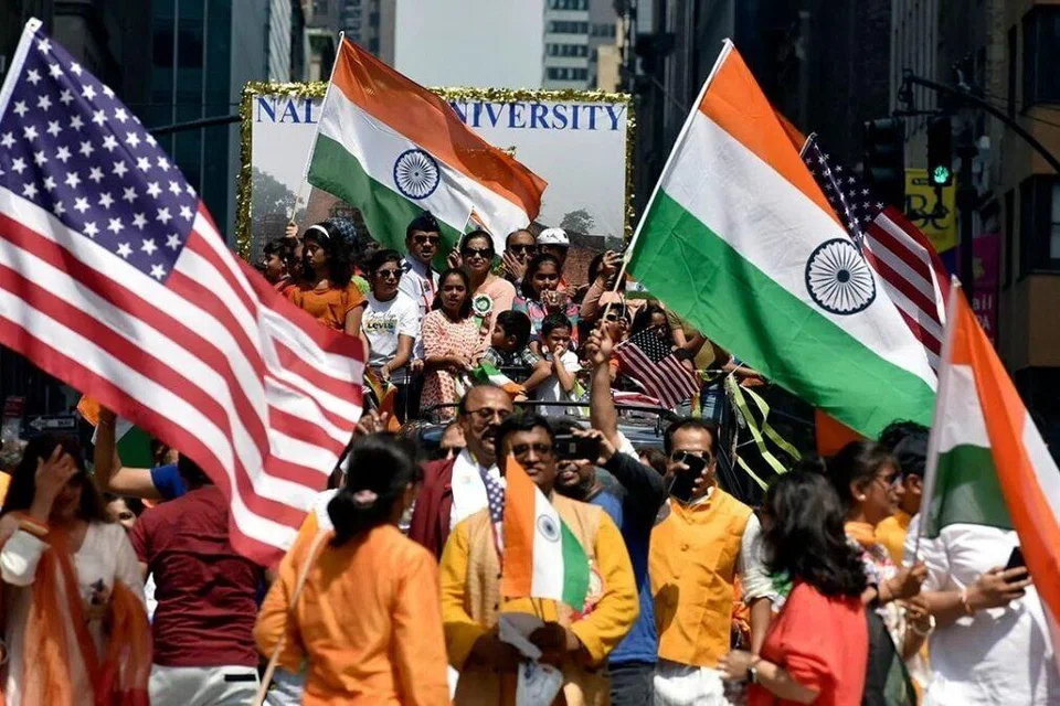 அமெரிக்காவில் வசிக்கும் இந்தியர்களில் 10ல் 4 பேர் அந்நாட்டை விட்டு வெளியேற யோசித்து வருவதாக ஆய்வுகள் தெரிவிக்கின்றன. வெளியேற நினைப்பவர்களில் சுமார் 58 விழுக்காட்டினர் அமெரிக்க அரசியலில் நிலவும் அதிருப்தியை தங்களின் முதன்மையான கவலையாகக் குறிப்பிட்டுள்ளனர்.