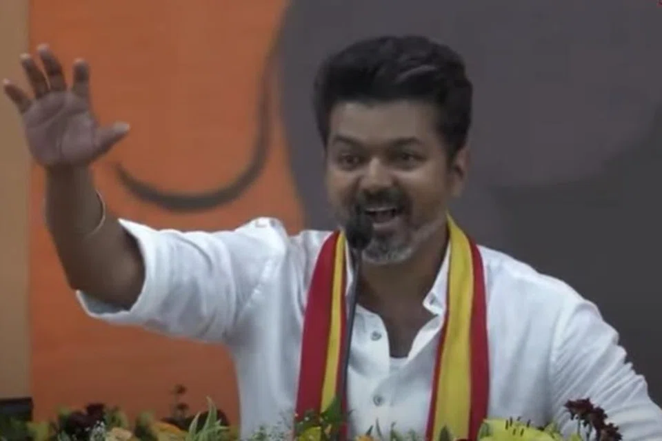 அரசியல் எனும் பாம்பைப் பயமறியாமல் கையில் பிடித்து விளையாடும் குழந்தையின் நிலையில் தாம் இருப்பதாகத் தவெக கட்சித் தலைவர் விஜய் தமது உரையில் கூறினார்.  