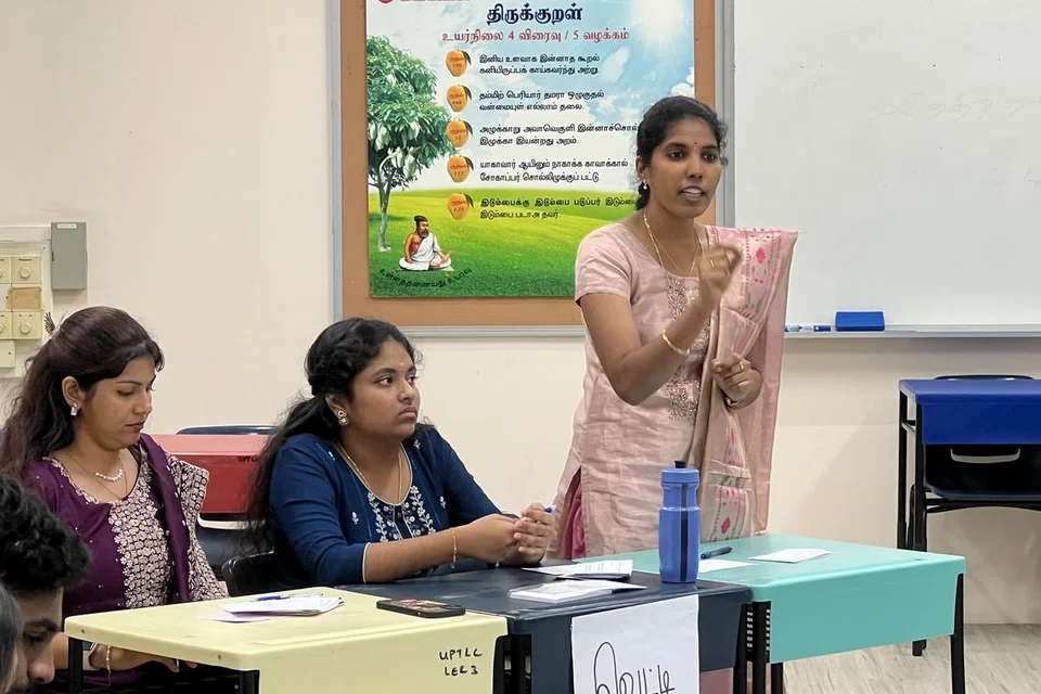 மலேசியாவில் நடக்கும் இறுதிச் சுற்றுக்குத் தகுதிபெற்ற ‘அக்னி’ அணியினர் (இடமிருந்து) யாழினி கமலக்கண்ணன், மோகன் ஹரிவர்த்னி, வானதி பிரகா‌ஷ்.