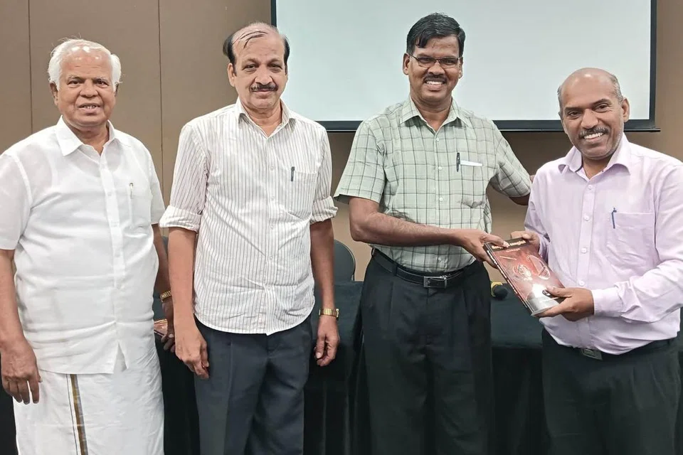 ‘இசைத்தமிழ்க் கலைஞர்கள்: நோக்கீட்டு நூல்’ அறிமுக விழாவில் நூலாசிரியர் முனைவர் மு. இளங்கோவன் (வலமிருந்து இரண்டாவது).