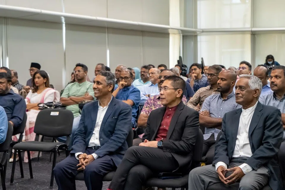 வெளியீட்டு விழாவிற்கு வருகை தந்தவர்களுடன் கல்வி, வெளியுறவு ஆகியவற்றின் இரண்டாம் அமைச்சர் டாக்டர் முகம்மது மாலிக்கி ஒஸ்மான்.