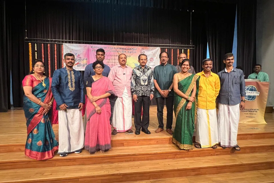 தமிழ்மொழி பண்பாட்டுக் கழகத் தலைவர் மு. ஹரிகிருஷ்ணன் (பின் வரிசையில், இடமிருந்து 3வது), முனைவர் இரத்தின வெங்கடேசன் (இடமிருந்து 4வது), மன்ற உறுப்பினர்கள்.