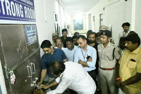வாக்கு எண்ணும் மையங்களில் தேவையான மேசைகள், பாதுகாப்பு ஏற்பாடுகள், கண்காணிப்புக் கேமராக்கள் உள்ளிட்ட அனைத்து வசதிகளும் தயார்நிலையில் இருப்பதாகத்  தேர்தல் ஆணைய அதிகாரிகள் தெரிவித்தனர்.