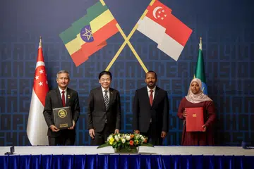 (இடமிருந்து) வெளியுறவு அமைச்சர் விவியன் பாலகிரு‌ஷ்ணன், பிரதமர் லாரன்ஸ் வோங், எத்தியோப்பியப் பிரதமர் அபி அகமது, எத்தியோப்பிய ஊழியர், திறன் அமைச்சர் முஃபெரிஹாட் கமில் அகமது.