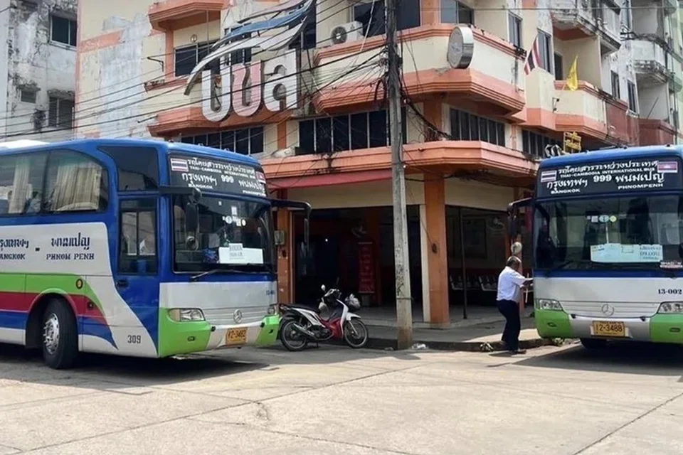 தற்காலிக நிறுத்தத்தால் பேங்காக் - சியாம் ரெப், பேங்காக் - நோம்பென் பேருந்துச் சேவைகளும் பாதிக்கப்பட்டுள்ளன.