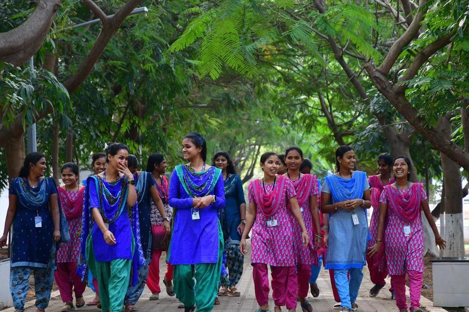 சில துறைகளில் ஆண்களைவிட பெண்கள் அதிக நேரம் பணியாற்றுவதாக மத்திய தொழிலாளர்நல அமைச்சர் மன்சுக் மாண்டவியா கூறியுள்ளார்.