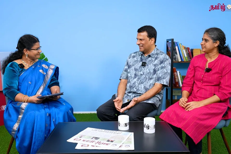 தமிழ் முரசின் ‘ஆய கலை அரிய கலைஞர்’ வலையொளித் தொடர் நிகழ்ச்சியில், தமது எழுத்துருவாக்கப் பயணம் குறித்துப் பகிர்ந்துகொண்டார் திரு முத்து நெடுமாறன். (இடமிருந்து) தமிழ் முரசின் உதவி ஆசிரியர் கலைச்செல்வி வைத்தியநாதன், திரு முத்து நெடுமாறன், ‘உரு’ நூலாசிரியர் கோகிலா.