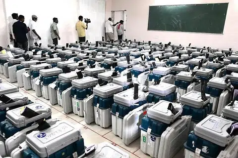 தமிழகத்தில் ஏப்ரல் 23ஆம் தேதி நடந்து முடிந்த சட்டமன்றத் தேர்தல் முடிவுற்றதைத் தொடர்ந்து, வாக்கு எண்ணும் நிலையங்களில் வைக்கப்பட்டுள்ள வாக்கு இயந்திரங்களைத் தேர்தல் அதிகாரிகள் தினமும் கண்காணித்து வருகின்றனர்.