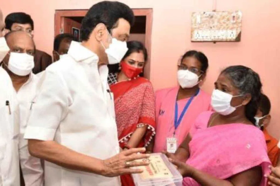 ‘மக்களைத் தேடி மருத்துவம்’ திட்டத்தின்கீழ் பயனாளி ஒருவருக்கு மருந்துகளை அவரது இல்லத்துக்கே சென்று அளிக்கும் முதல்வர் மு.க.ஸ்டாலின்.