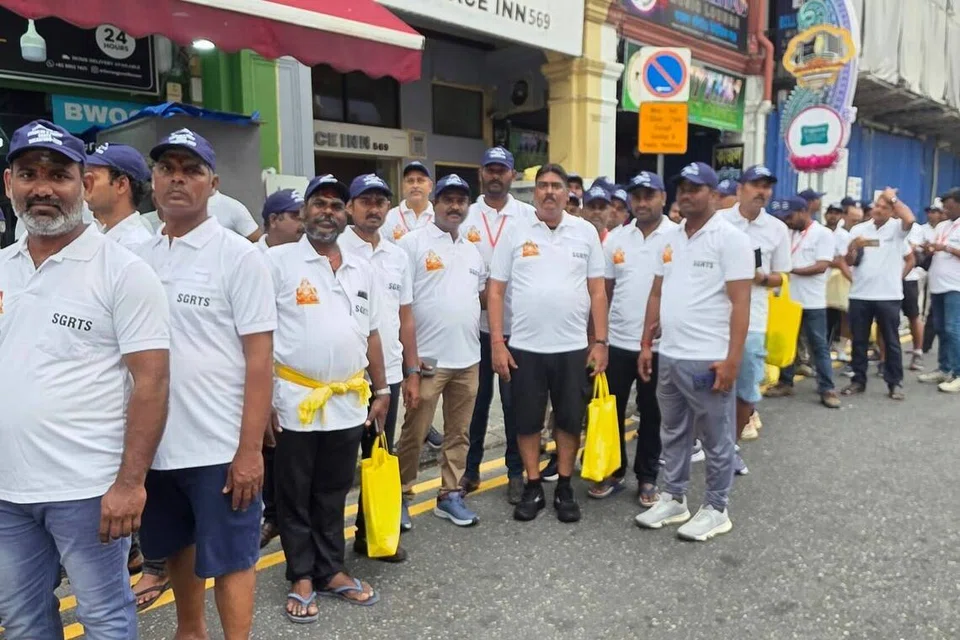 ஸ்ரீ குரு ராகவேந்திரா கோயில் மகா குடமுழுக்கு விழிப்புணர்வு நடைப்பயணத்தில் பக்தர்கள், பொதுமக்கள் மிகுந்த ஆர்வத்துடன் பங்கேற்றனர். 