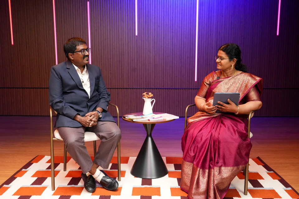 மின்னிலக்க உலகில், எதிலும் தமிழ் முன்னிலையில் இருக்கவேண்டும் என்ற முனைப்புடன் செயல்படுகிறார் ‘தமிழ்ப்பேழை’ எனும் தமிழ் அகராதிகளின் பெருந்தொகுப்பு இணையத்தளத்தின் முதன்மை ஆசிரியரான முனைவர் தமிழ்ப்பரிதி மாரி (இடது); உடன் தமிழ் முரசு உதவி ஆசிரியர் கலைச்செல்வி வைத்தியநாதன்.