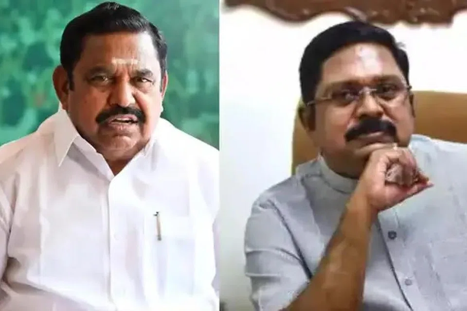 அதிமுக பொதுசெயலாளர் எடப்பாடி பழனிசாமி (இடது), அமமுக பொதுசெயலாளர் டிடிவி தினகரன் (வலது).