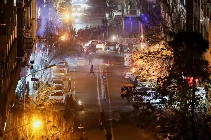 ஆர்ப்பாட்டக்காரர்கள் எதிரிகளைப் போல் நடத்தப்படுவார்கள்: ஈரான் காவல்துறை