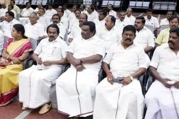 மாவட்டச் செயலாளர்கள் கூட்டத்தில் பங்குபெற்றோர்.