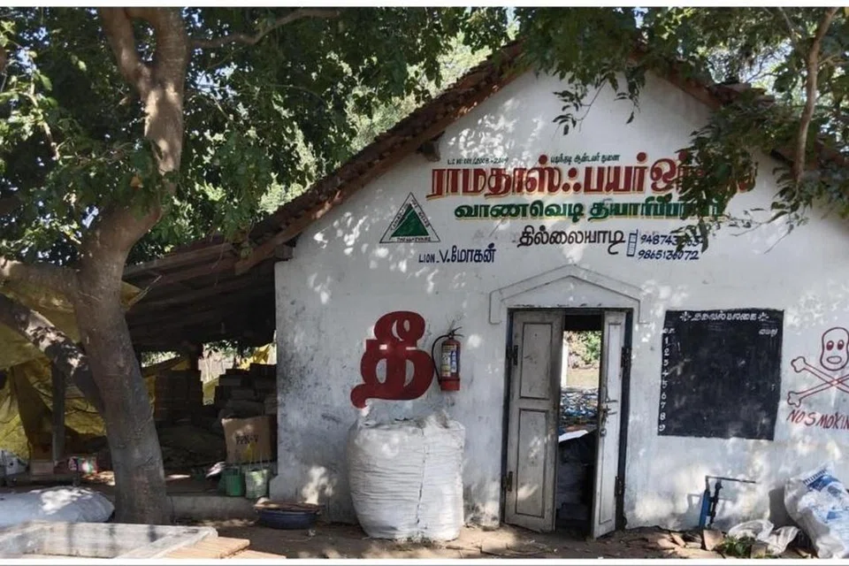 மயிலாடுதுறை அருகே தில்லையாடியில்  தீ விபத்து நிகழ்ந்த வாணவெடி தொழிற்சாலை. 