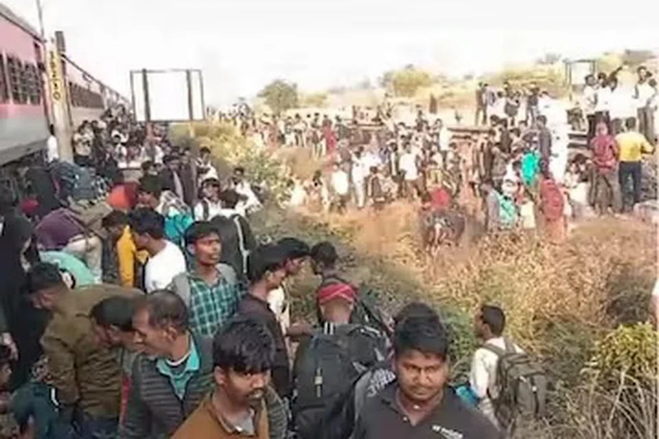 லக்னோவிலிருந்து மும்பை சென்றுகொண்டிருந்த புஷ்பக் விரைவு ரயிலில் பயணம் செய்தவர்கள் ரயில்பாதையில் இறங்கியபோது, பெங்களூரிலிருந்து டெல்லி சென்றுகொண்டிருந்த கர்நாடகா விரைவு ரயில் அவர்கள் மீது மோதியது.