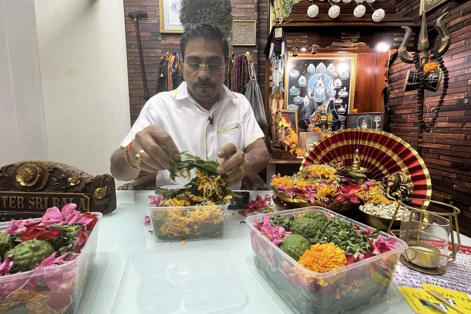 பூக்குளியல் பொருள்களைத் தயாரிக்கும் ஸ்ரீகந்தன்.