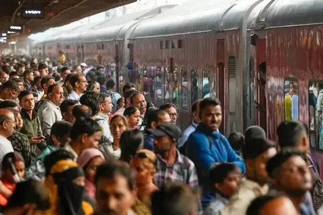 இந்திய ரயில் பயணக் கட்டணங்கள் உயர்த்தப்பட்டன