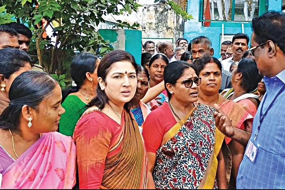 ஸ்ரீநிதியும் அவரது குழுவினரும் தேர்தல் பறக்கும் படையினரிடம் வாக்குவாதம் செய்தனர்.