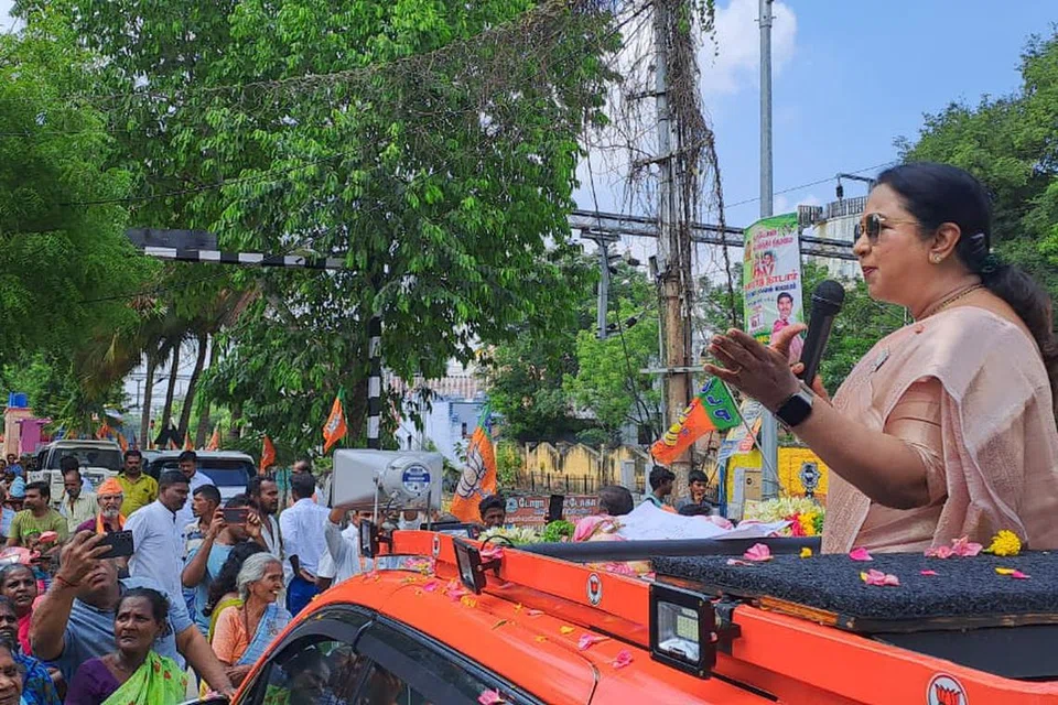 விருதுநகர், பர்மா காலனியில் ஞாயிற்றுக்கிழமை வாக்கு சேகரித்த ராதிகா சரத்குமார்.