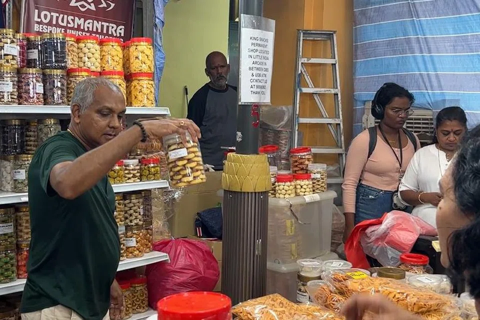 கேம்பல் லேனில் இருக்கும் பலகாரக் கடைகள்.