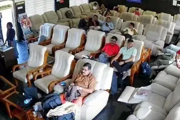 ரயில் நிலையங்களில் உள்ள குளிர்சாதனக் காத்திருப்பு அறை.
