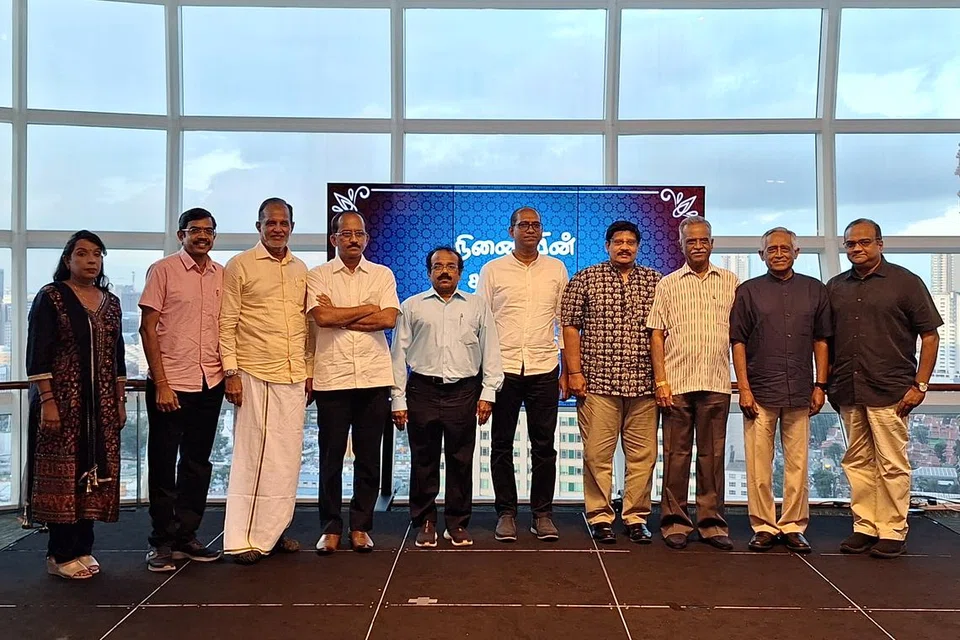 மறைந்த எழுத்தாளர்களைப் பற்றி உரையாற்றியவர்களுடன் தேசிய நூலக வாரியத்தின் துணை இயக்குநரும் தலைமை நூலகருமான அழகிய பாண்டியன் (வலக்கோடி), தேசிய நூலக வாரிய தமிழ் ஆலோசனைக் குழுவின் முன்னாள் தலைவர் அருண் மகிழ்நன் (வலமிருந்து இரண்டாவது). 