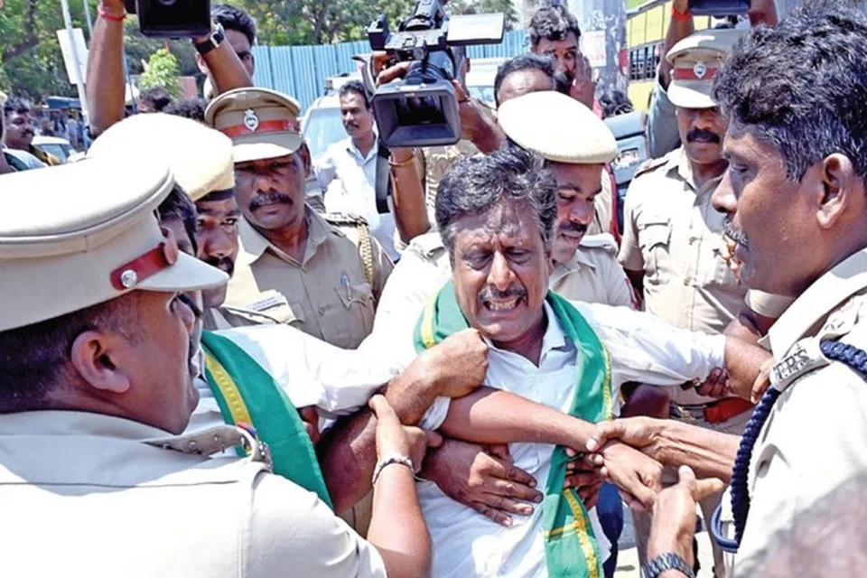 
பஞ்சாப்பில் விவசாயிகள் சங்கத் தலைவர்களைக் கைது செய்ததைக் கண்டித்து, தமிழக விவசாயிகள் பாதுகாப்புச் சங்கத்தினர் சென்னை எழும்பூர் ரயில் நிலையத்தில் ரயில் மறியல் போராட்டத்தில் ஈடுபட முயன்றபோது காவல்துறையினர் அவர்களை தடுத்து கைது செய்தனர்.