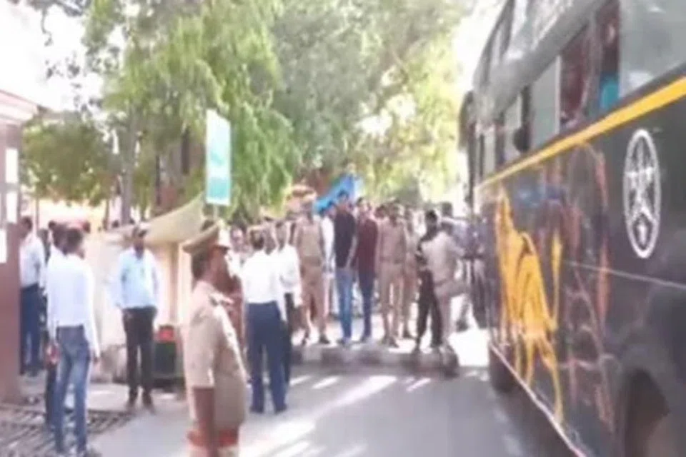 பேருந்தில் சட்டவிரோதமாக அழைத்துச் செல்லப்பட்ட 95 குழந்தைகள் அயோத்தியில் மீட்கப்பட்டனர்.