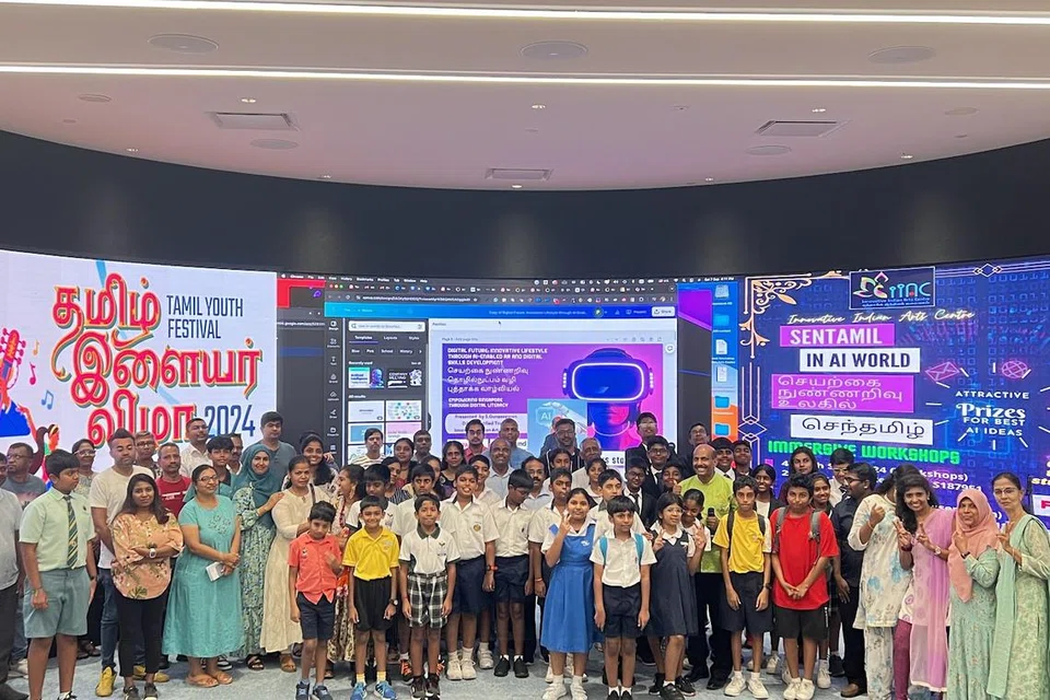 தம் படைப்புகளைத் தம் பெற்றோர், ஆசிரியர்கள், தமிழ் ஆர்வலர்கள் முன்னிலையில் மாணவர்கள் படைத்தனர்.