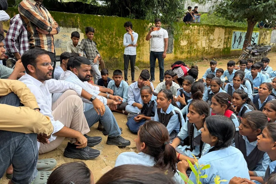 ராஜஸ்தான் மாநிலம், ஜோதவாசில் உள்ள அரசு மேல்நிலைப் பள்ளி மாணவர்களின் போராட்டத்திற்குக் கரப்பான்பூச்சி ஜனதா கட்சி கட்சியினர் ஆதரவளித்தனர்.